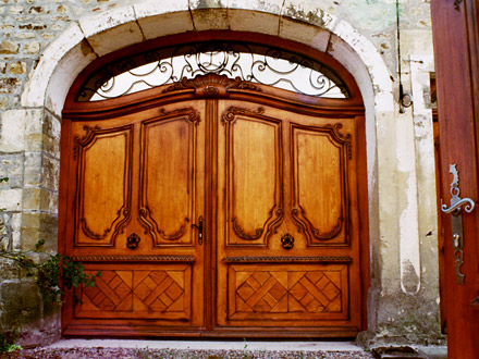 porte en bois massif sculptée